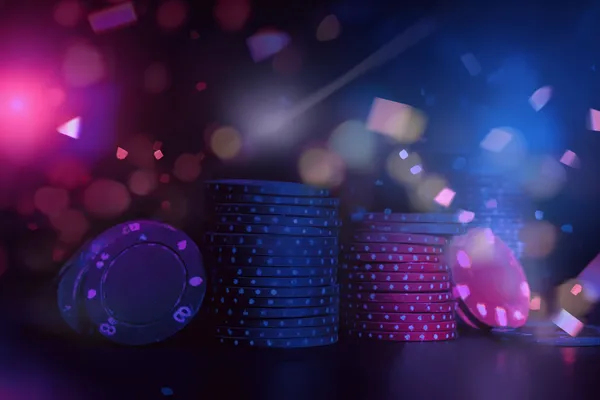 Một cô gái đứng cạnh các máy slot rực sáng, thể hiện sự phong phú của danh mục slot tại KHOIDNS.