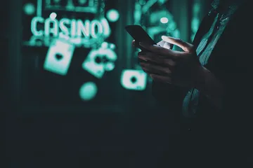 Cận cảnh vòng roulette cùng những đồng xu vàng, thể hiện nhịp chơi sống động trong khu vực casino của KHOIDNS.