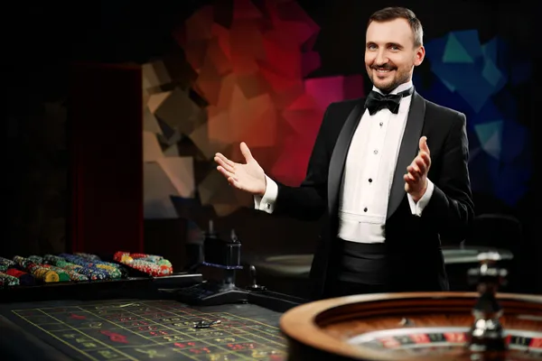 Vòng roulette phát sáng với chip đổ xuống, tượng trưng cho các trò chơi live và instant win trên KHOIDNS.