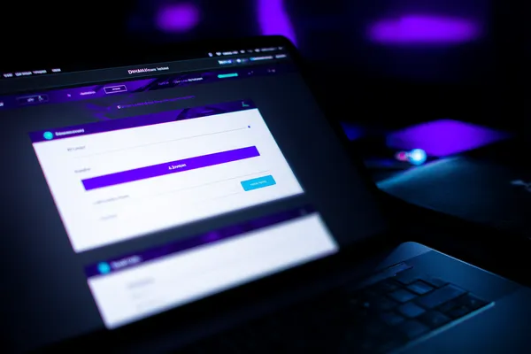 KHOIDNS Login - Truy cập tài khoản an toàn ngay lập tức Một dealer tự tin giữa các chip casino mời người chơi truy cập tài khoản KHOIDNS, thể hiện quy trình đăng nhập nhanh chóng.